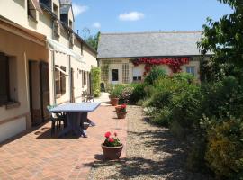 Gîte spacieux avec billard, cheminée & terrasse, près de la forêt de Bercé, Wi-Fi & activités nature - FR-1-410-337, hotel v destinaci Thoiré-sur-Dinan
