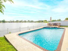 Stunning Lake-Front Villa with Pool & Spa, villa í Pembroke Pines