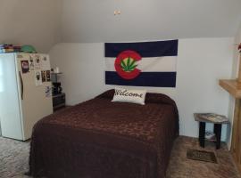 Quiet upstairs studio close to town 420 friendly, hotel di Trinidad