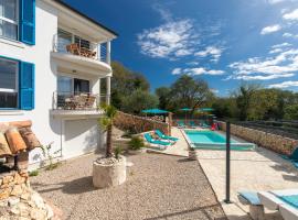 Apartments Villa Padrone with pool - perfect for families!, hotel with parking in Garica