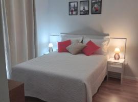 Linda casa com jacuzzi e churrasqueira privada para temporada, hotel en Camboriú