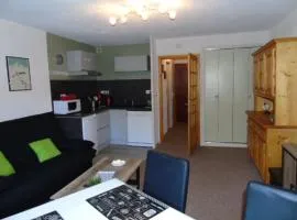 Studio rénové à Valfréjus, 4 pers, proche des pistes, balcon sud, cuisine équipée, draps inclus - FR-1-561-100