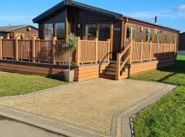 Little Gem Lodge with Hot Tub