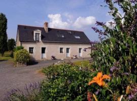 Gîte La Gouletterie classé 3* avec piscine、Thorée-les-Pinsのホテル