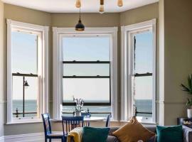 Beachfront Bolthole with Luxury, Style and Spectacular Sea Views, hotel amb aparcament a Herne Bay
