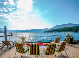 Tranquility Float House on Lk Pend Oreille, hotel na may parking sa Athol
