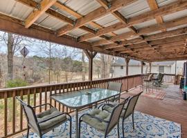 Lake-View Getaway in Sherrills Ford with Deck!, casa rústica em Denver