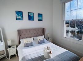 Wight On The Beach, Sleeps 4, Free Off Road Parking, Balcony with Sea Views, appartement in Ryde