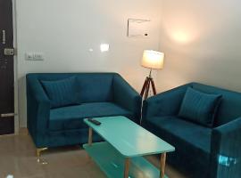 Sunset view fully furnished 1BHK luxury suite, hotel en Ghaziabad