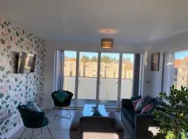 Exquisite & Contemporary 2 Bed Apartment w Parking 10 mins walk to Papworth, Addenbrookes hospitals & Bio Medical Campus