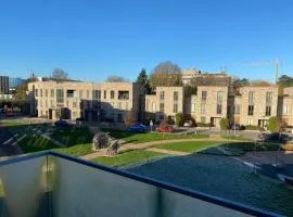 Exquisite & Contemporary 2 Bed Apartment w Parking 10 mins walk to Papworth, Addenbrookes hospitals & Bio Medical Campus