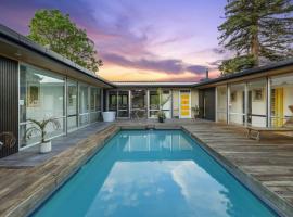 Countryside Calm Getaway with pool and deck, casa per le vacanze ad Auckland