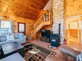 Ski Chalet w-Hot Tub, Only 3 min to Sunday River ski lifts!, resort de esqui em Bethel