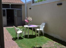 AMPLIA CASA CON COCHERA, IDEAL HASTA 7 pasajeros, hotelli kohteessa Mendoza