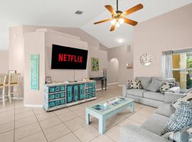 Sunset Serenity - 3BR Beach Townhome with outdoor patio - NEW HOT TUB, Steps to Ocean Fun!, hotel v destinaci Melbourne