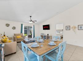 Oceanview Haven - 2BR Beach House with Patio Heated Pool Steps from Paradise Beach Park!, hotel di Melbourne