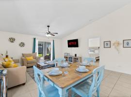 Oceanview Haven - 2BR Beach Townhome with Patio, Shared Heated Pool Steps from Paradise Beach Park!, hotel en Melbourne