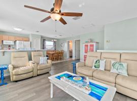 Surfside Paradise Retreat - 3BR and 2BA Duplex, Grill, DOG FRIENDLY - Close to the Beach!, villa in Melbourne