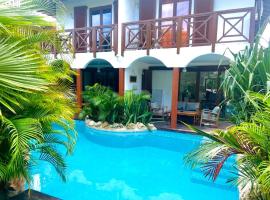 NEW HOUSE TROPIC PARADISE with Pool, hotel i Willemstad