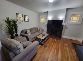 Comfy 3 BR - Family Friendly Apt - City Access, hotel di Pittsburgh
