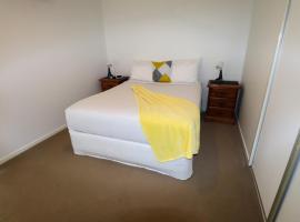 BLK Stays Guest House Deluxe Unit One Side, guest house in Morayfield