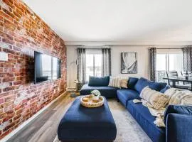 Bright Luxe Condo, AC, Top Floor, King Bed, Balcony!