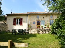 Stunning Holiday Home with Fenced Garden, Garage,BBQ,Heating, hotel with parking in Seigneulles