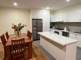 Spacious & Sunny 2BR with garage,11 min to airport, budjettihotelli Melbournessa