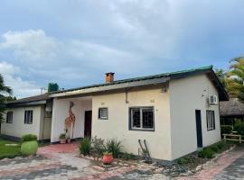 Reed Mat Lodge, Furnished Stand-alone 4 bedroomed house, chalet de montaña en Lusaka