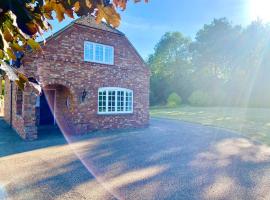 Idyllic Country Retreat with Gorgeous Views, Large Detached Cottage, hotel v destinaci Yelden