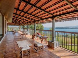 SaffronStays Anantham, Kamshet - pet-friendly lakefront villa with a huge verandah, casă de vacanță din Nethersole Dam