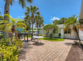 Singer Island Stunner 2 BR, aparthotel em West Palm Beach