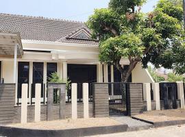 Villa 5 BR utk Family/Grup di Villa Citra, Lampung, hotel in Tanjungkarang