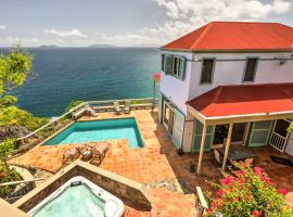 St Thomas Cliffside Villa with Pool and Hot Tub!, cabana o cottage a Lovenlund