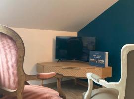 Chambre triple proche plage, cheap hotel in Lancieux