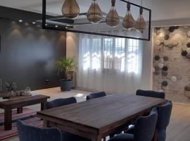 Departamento céntrico en San Martín, amplio, con aire acondicionado y cochera privada, hotel in San Martín