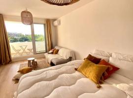 SunChill Studio, hotel with parking in Saint-Gilles les Bains