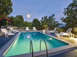 Villa Madunic with private swimming pool、Cista Provoの駐車場付きホテル