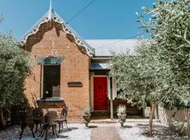 Riddell Cottage - A Federation Hideaway in Town