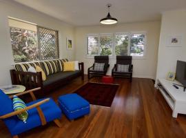 21 Cooroora Street Dicky Beach QLD, хотел, който приема домашни любимци, в Калундра