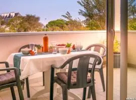 Appartement moderne 3 pièces avec balcon, ascenseur, proche plages et commerces, parking inclus - FR-1-349-64