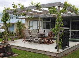 Salty Yarns ~ Boat Parking, hotel i Coromandel