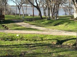 New Gem! Lake Tawakoni Home, hotel sa Hawk Cove