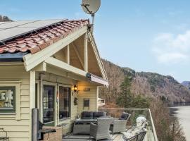 Stunning Home In Omastrand With 4 Bedrooms And Wifi, hôtel à Sanddal
