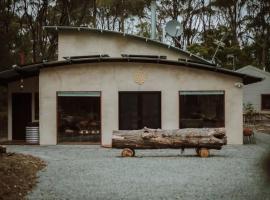 Three Little Pigs Escape - MAIN HOUSE ONLY, apartment sa South Bruny