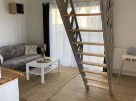 Logement avec mezzanine, apartment in Tremblay En France
