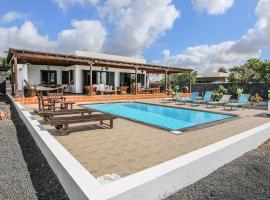 Villa Horizon Sunset y Ocean Lanzarote, hotel v mestu Mácher