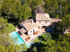 Villa de 5 chambres avec piscine privee jardin clos et wifi a Rousset, hotel em Rousset