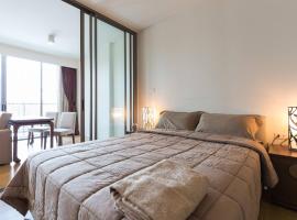 S39- 1 Bedroom Downtown Apt with Balcony and Pool, hotel in Bang Kapi