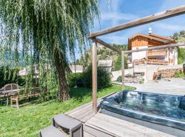 Luxury Chalet with outdoor Hot Tub, Sauna, Gardens & Mountain Views!, skidresort i Briançon